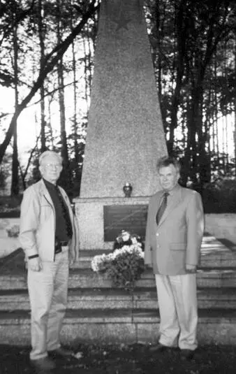 Кладбище советских войнов в г Черске Польша 2000 г В большой книге Януша - фото 11