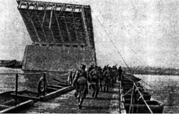 Понтонная переправа через р Одер Слева взорванный мост Апрель 1945 г - фото 15