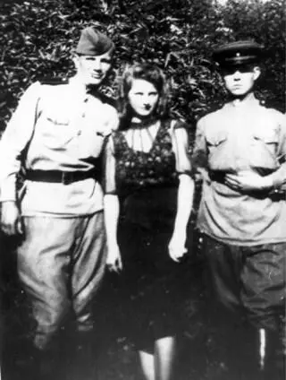 Федор Лукьянов Эльза Петр Чернов Август 1945 г Германия Завтракали и - фото 16