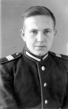 В день окончания школы сержантского состава Июнь 1946 г Польша Примерно в - фото 17