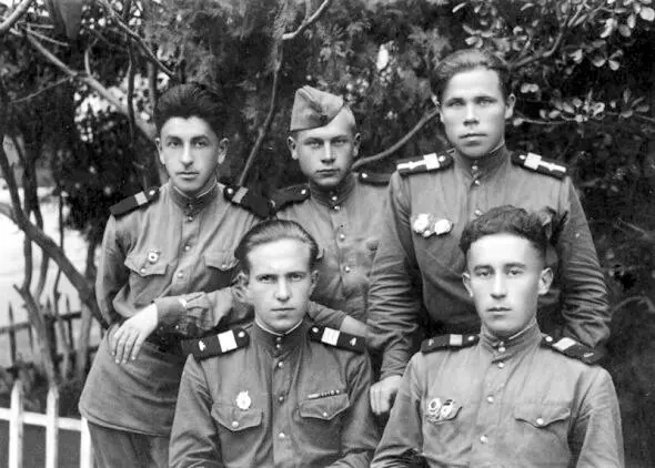 Владимир Портнов вверху слева с друзьями 1949 г Володя составил список - фото 21