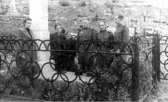 Прощание с командиром полковником ИА Девятко г Кировобад лето 1948 г - фото 23