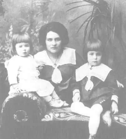 Моя мама Екатерина Ильинична старший брат Борис и я в платьице А здесь - фото 15