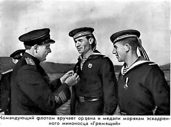 Командующий флотом вручает ордена и медали морякам эскадренного миноносца - фото 44