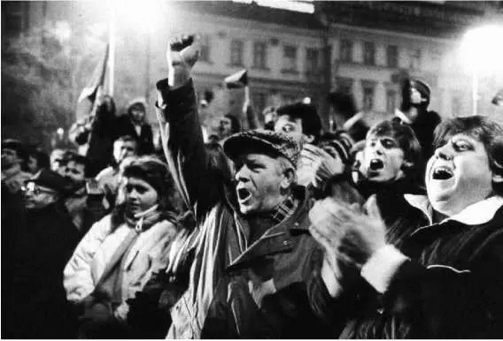 Прага ноябрь 1989 г Бархатная революция в Чехословакии положившая конец - фото 24