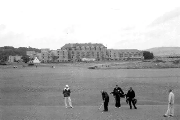 СентЭндрюс Поле для гольфа На заднем плане здание Королевского и - фото 19