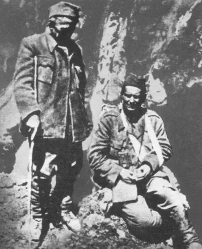 Тито справа после ранения в битве на реке Сутьеске 1943 г Тито в центре - фото 16