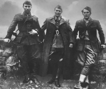 Тито в центре с Александром Ранковичем слева и Милованом Джиласом 1943 г - фото 17