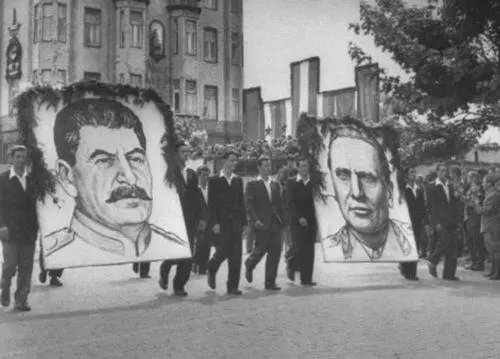 Первомайская демонстрация в Белграде 1946 г Народный танец коло вместе с - фото 24