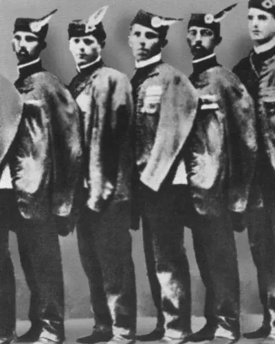 Иосип Броз первый слева в форме члена клуба Соколы 1911 г С женой - фото 5