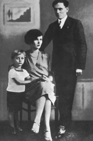 С женой Пелагеей и сыном Жарко 1928 г Полицейская фотография сделанная в - фото 6