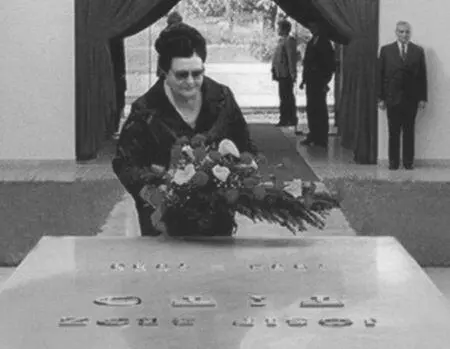 Йованка на могиле Тито 2001 г Если вы сделали при жизни чтото полезное - фото 62