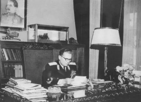 Тито в своем кабинете 1946 г Первомайская демонстрация в Белграде 1946 г - фото 23