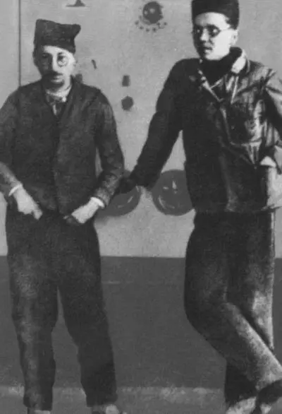Иосип Броз слева и Моше Пьяде в тюрьме Лепоглава 1929 г Мандат делегата - фото 8