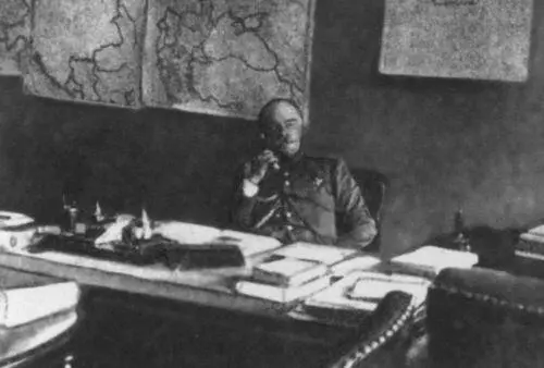 Командир корпуса жандармов в своем кабинете Канцелярия губернского - фото 23