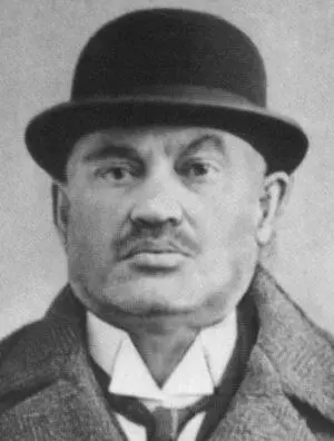 Евно Фишелевич Азеф Владимир Федорович Джунковский стоит в конторе дирекции - фото 39
