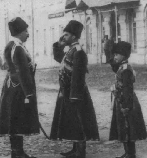 Император Николай II и цесаревич Алексей в Ставке Командир конвоя - фото 69