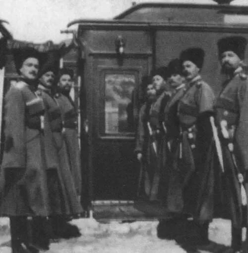 Конвойцы у вагона государя императора Снимок великой княжны Анастасии - фото 73