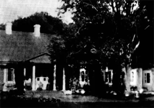 Лобзовское поместье вид на правое крыло дома 1929 г Семья на крыльце в - фото 4