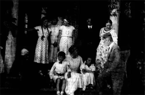 Семья на крыльце в Лобзове 1935 г Аня с дочерьми Анушкой и Тереской на - фото 5