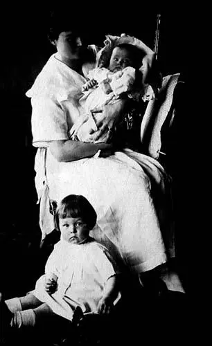Аня с дочерьми Анушкой и Тереской на руках Дом под лебедем 1922 г - фото 6