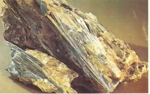 9 КИАНИТ Название минерала происходит от греческого слова кианос синий - фото 10
