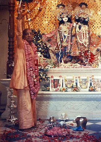 Шрила Прабхупада проводит арати для Шри Шри КришныБаларамы во Вриндаване - фото 24