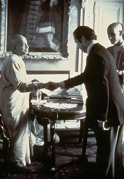 Мэр Женевы приветствует Шрилу Прабхупаду Шрила Прабхупада на утренней - фото 21