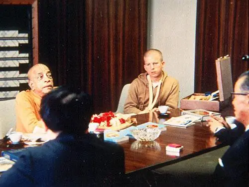 Шрила Прабхупада и Карандхара дас обсуждают с представителями компании Дай - фото 20