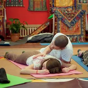 И сейчас девушки касаются юношей давая им понять что все слова их услышаны - фото 9