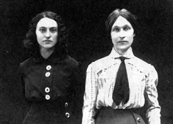 Мама и ее подруга по ссылке под Канском Калерия Васильевна Калмыкова 1916 г - фото 5