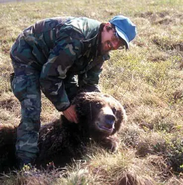 А вот в чужих странах медведей предпочитают усыплять и отвозить в другое место - фото 265