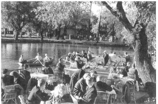 В ЦПКиО имени Горького 1950е гг В свое время я встречался с его - фото 8