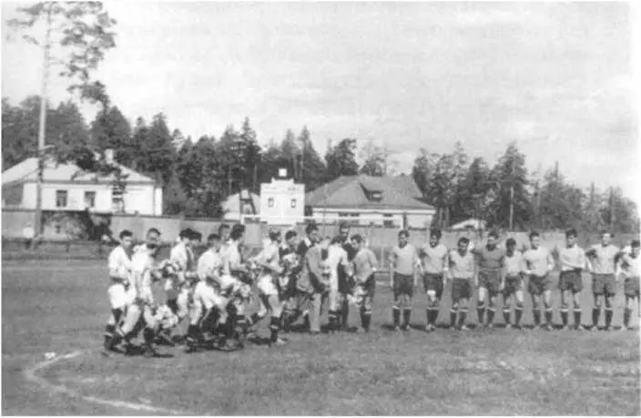 Красногорский стадион 1950е гг На лето вся группа залегла на дно Это для - фото 24