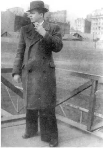 Арапов на стадионе 1950 Я перебираю фотографии начала 1950х Владимир Арапов - фото 25