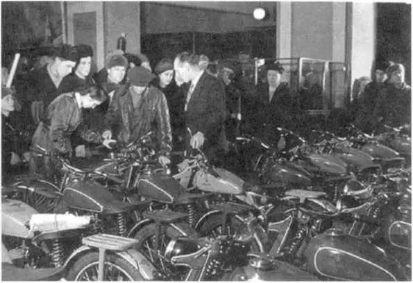 Москвичи выбирают мотоциклы 1950е гг Так продолжалось и тогда когда - фото 35