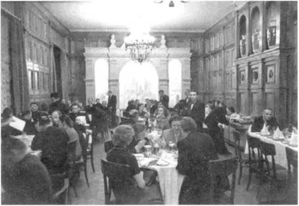 Ореховый зал в ресторане Прага Начало 1950х гг Митин Николаенко и Лукин - фото 40
