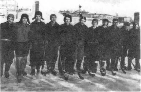 Хоккейная команда КМЗ Крайние слева Федор Базаев Вячеслав Лукин 1951 В - фото 43