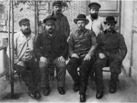 Попов с работниками Нижегородской электростанции Ученый в Кронштадте 1899 - фото 24