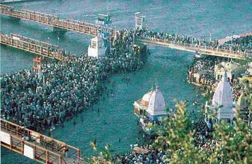 Центральное место омовений гхат в Хардваре где Ганга спускается из Гималаев - фото 3