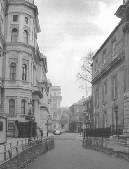 Знаменитая Даунингстрит где располагается резиденция британских - фото 20
