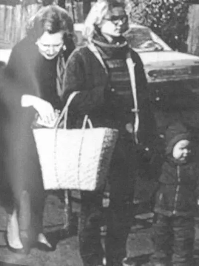 Карикатуристы изображали Тэтчер то воровкой залезающей в кошельки англичан - фото 30