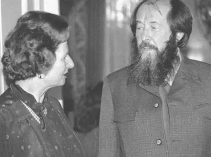 Премьерминистр Великобритании Маргарет Тэтчер принимает в своей резиденции на - фото 41