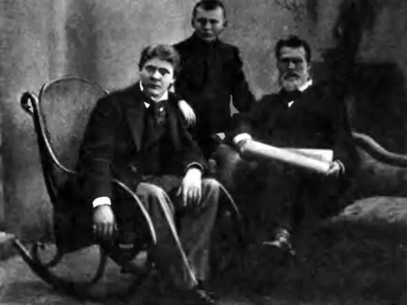 Ф И Шаляпин с отцом И Я Шаляпиным и братом Василием 1898 г A M - фото 12