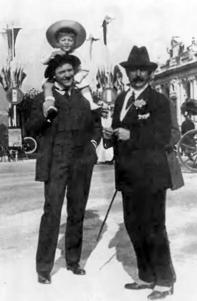 Ф И Шаляпин в Милане с сыном Игорем Начало 1900х гг предположительно - фото 15