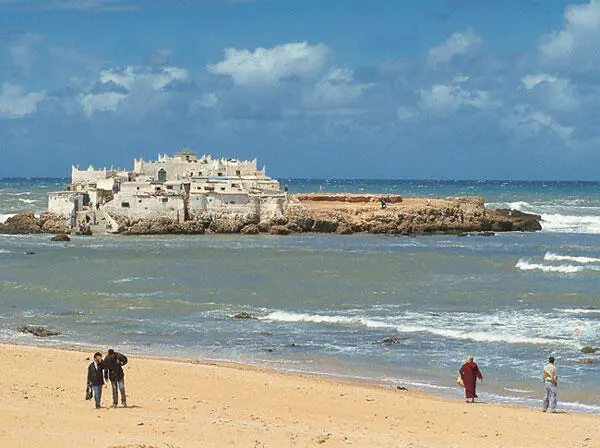 На городском пляже Касабланки вид на гробницу Сиди Абдуррахмана Своего рода - фото 57