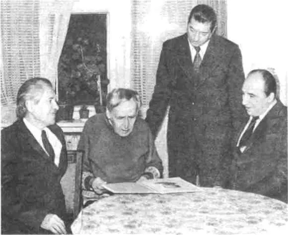 Сотрудники УКГБ поздравляют М Д Боднара с 90летием со дня рождения Ноябрь - фото 16