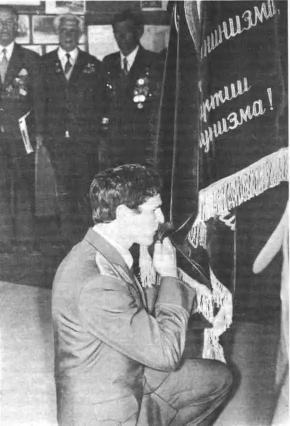 Клятва молодого чекиста Май 1983 г Геннадий ждал настоящего дела Такого - фото 29