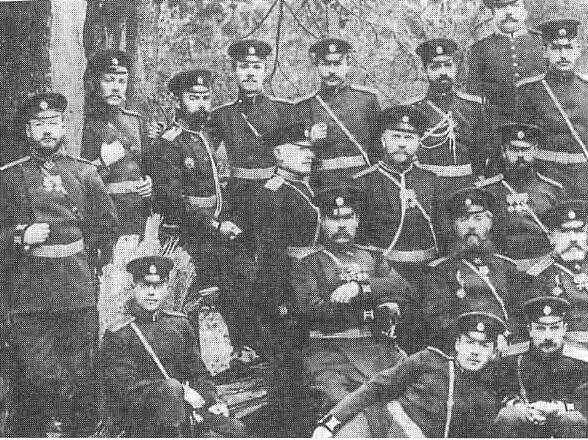 Поручик АИ Деникин третий слева в верхнем ряду среди офицеров 2й - фото 5