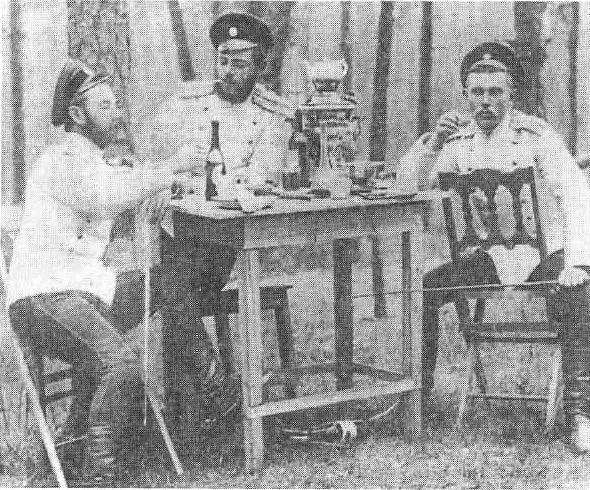 АИ Деникин с сослуживцамипервый слева 1904 г В кругу друзей с - фото 6